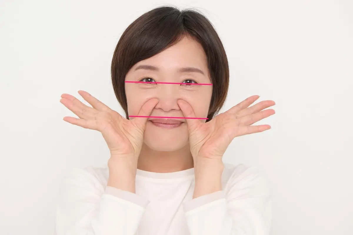 OurAge×Webエクラ たるみゾーンをすくうように手をあてる