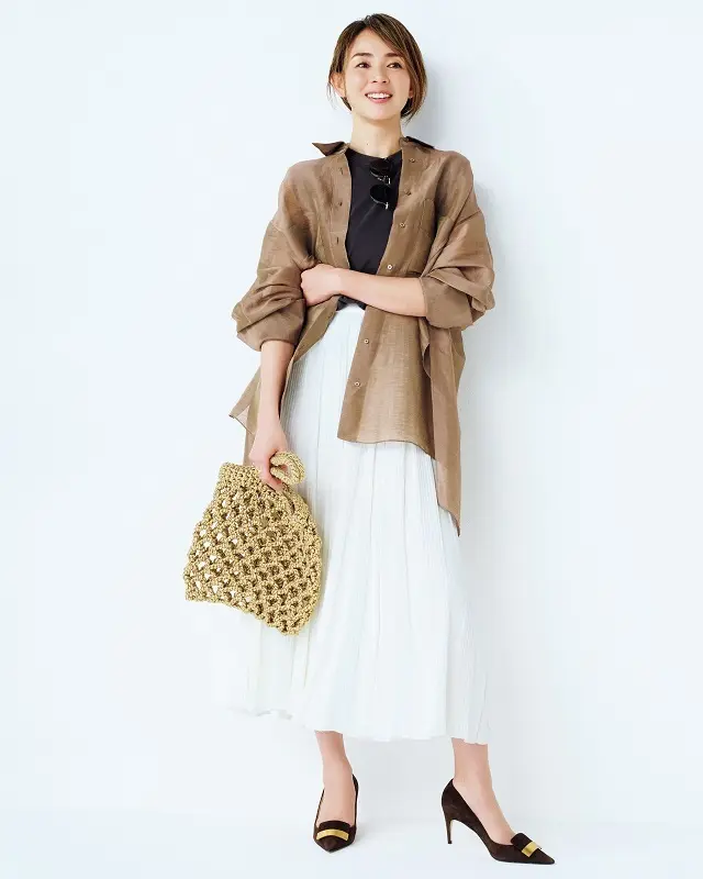 オーバーサイズのシアーシャツは揺れるプリーツで女らしく