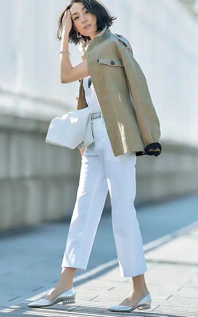 ポインテッド×メタリックの相乗効果でスマート美人に