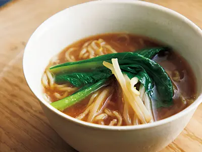 締めはラーメンに！ 焼き小松菜と豚バラのの画像_2