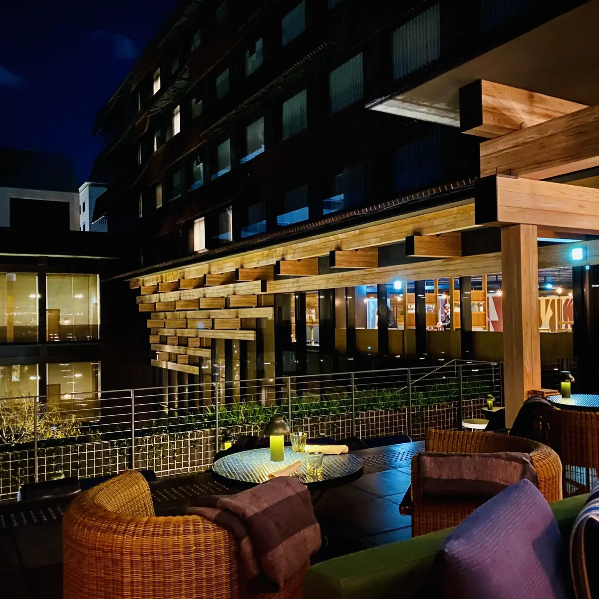 エースホテル京都、レストラン、「Mr. Maurice’s Italian」テラス席