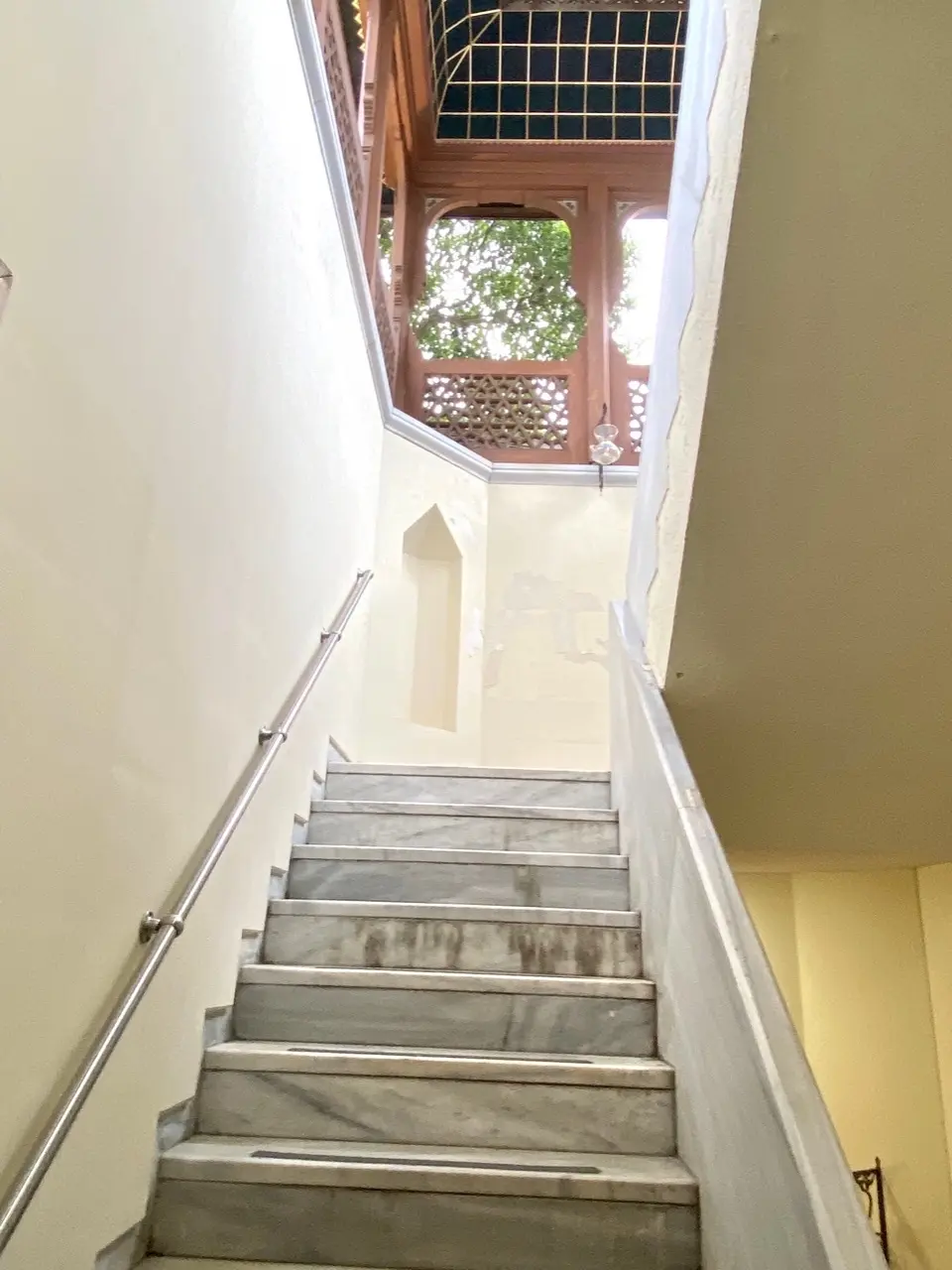 モスクのフロアに続く階段