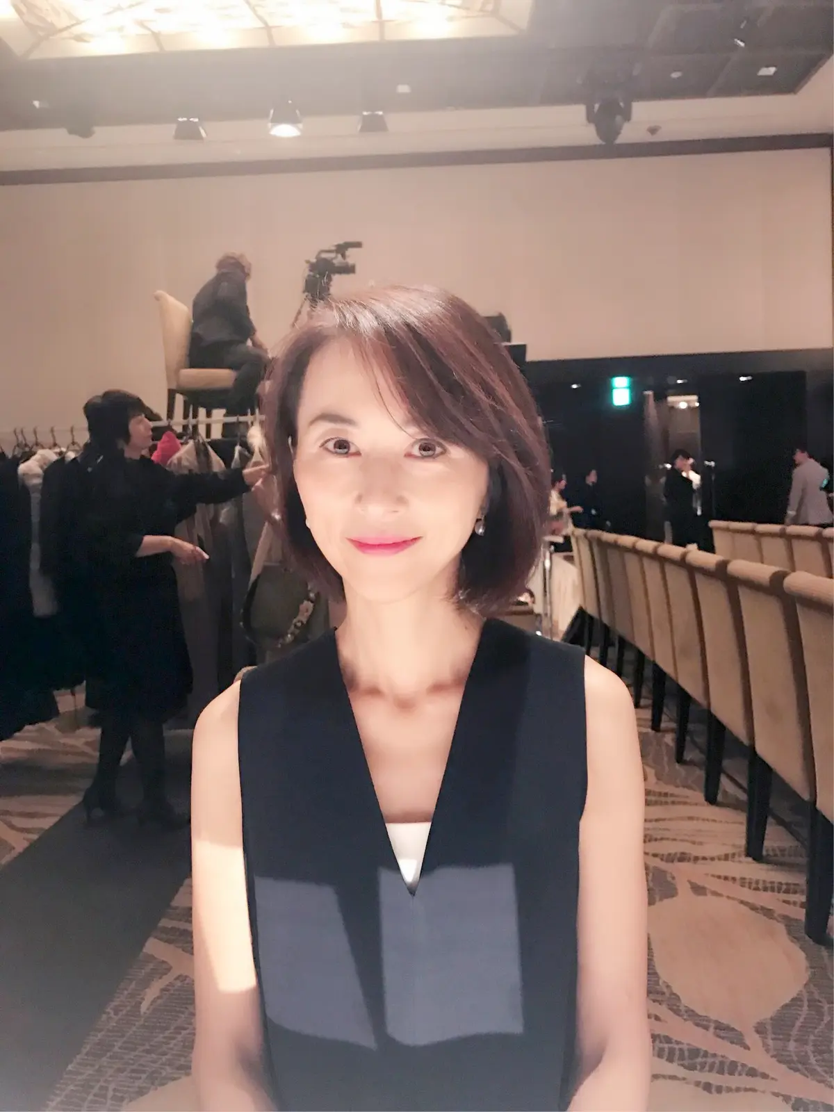 左側の頰が明らかにアップしているのがわかりますね！