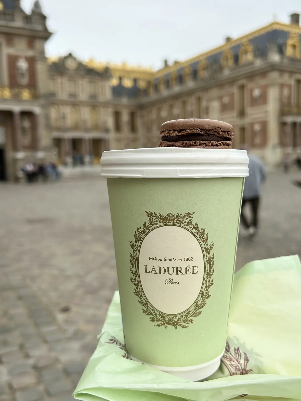 ヴェルサイユの宮殿と庭園でラデュレ　マカロン　フランス
