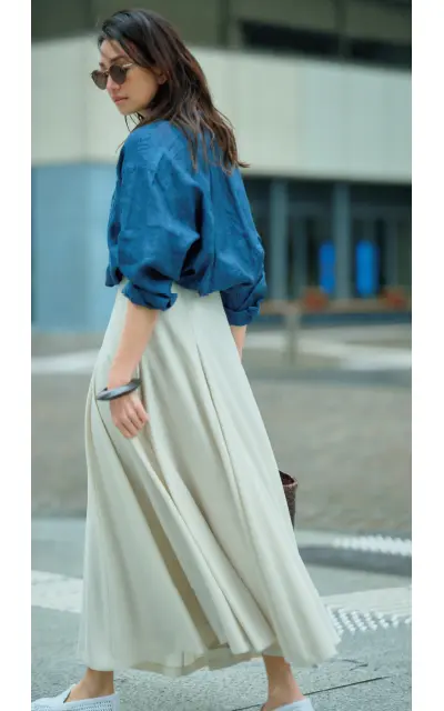 ベージュスカートならカジュアルシャツも美女感アップ