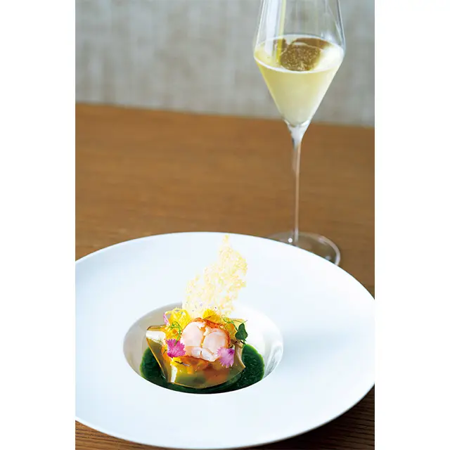 さわやかな味わいの「オマール海老と日向夏、カブのタルタル仕立て」￥1,980。