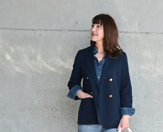 ジャケットコーデにゴールド系のアクセサリーをあわせました。