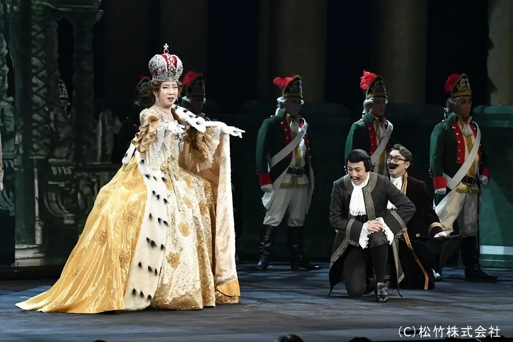 （右）大黒屋光太夫（松本幸四郎）・（左）女帝エカテリーナ（市川猿之助）・（奥）八嶋智人