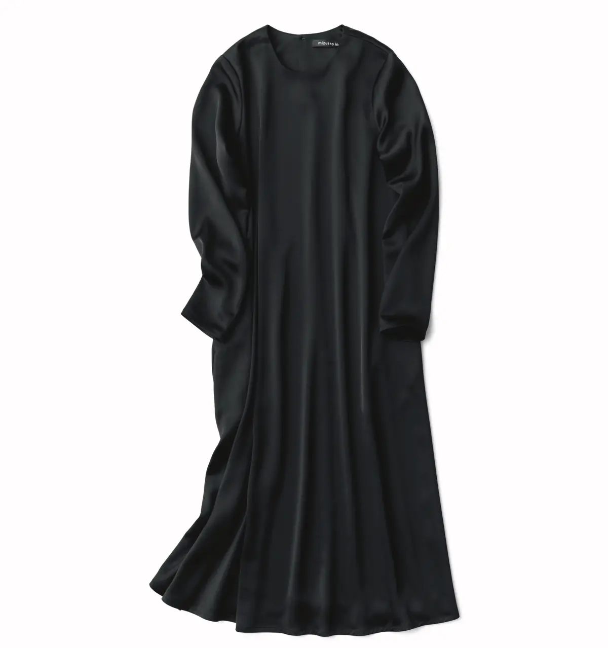 着る人の個性を引き立てる ミニマルなシルエット　サテンのAラインワンピースは、小物しだいでさまざまな着こなしが可能。 ワンピース￥22,000／マーコート（ミズイロインド）　