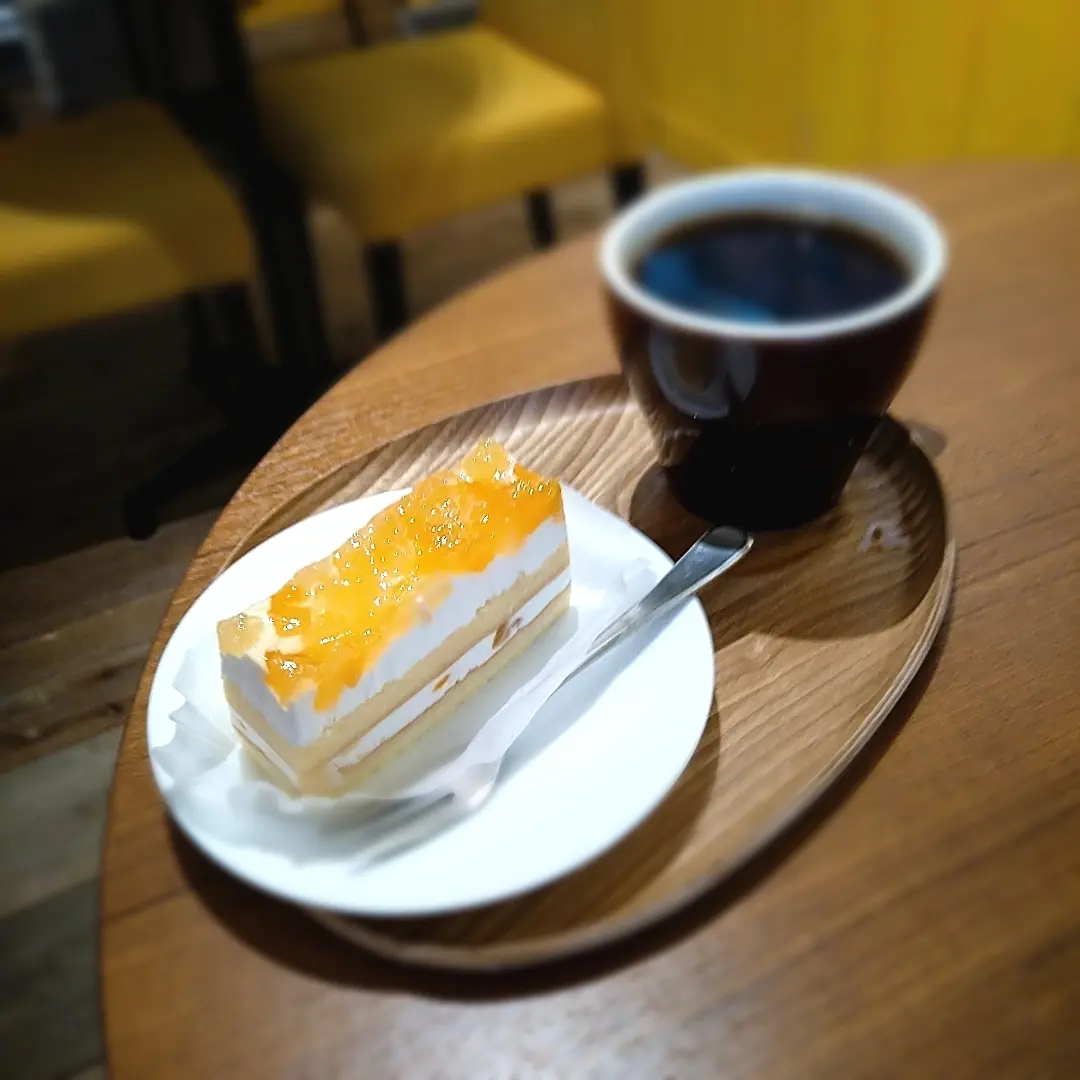 月島カフェシチリアの桃と林檎のヨーグルトケーキ