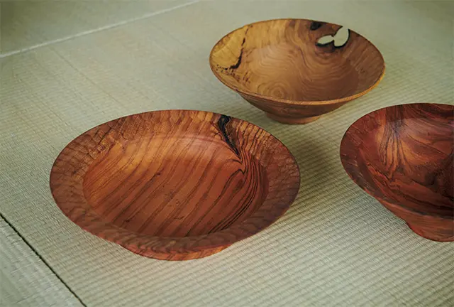 河内伯秋［右］「しのぎ鉢七寸」 （φ22×H8㎝）￥13,530、［左］「リム皿八寸」（φ 25×H5.5㎝）￥15,510、［奥］「しのぎ鉢七寸」（φ 22×H7.5㎝）￥13,530　