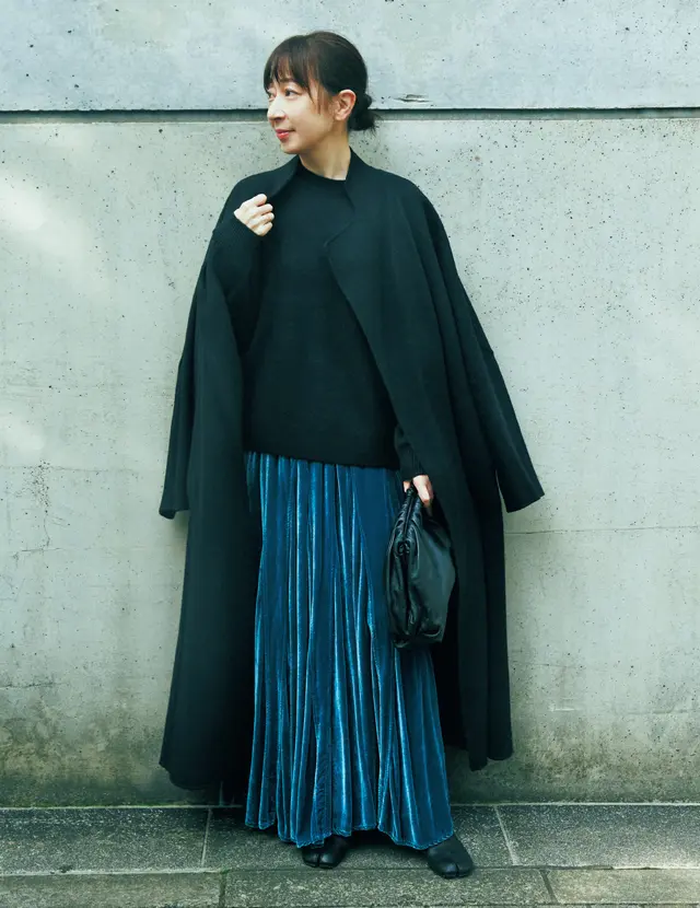 ベロアのフレアスカートを着こなす徳原文子さん