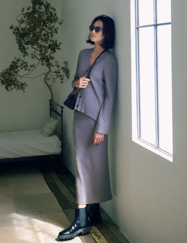 Vネックカーディガン+ニットスカート