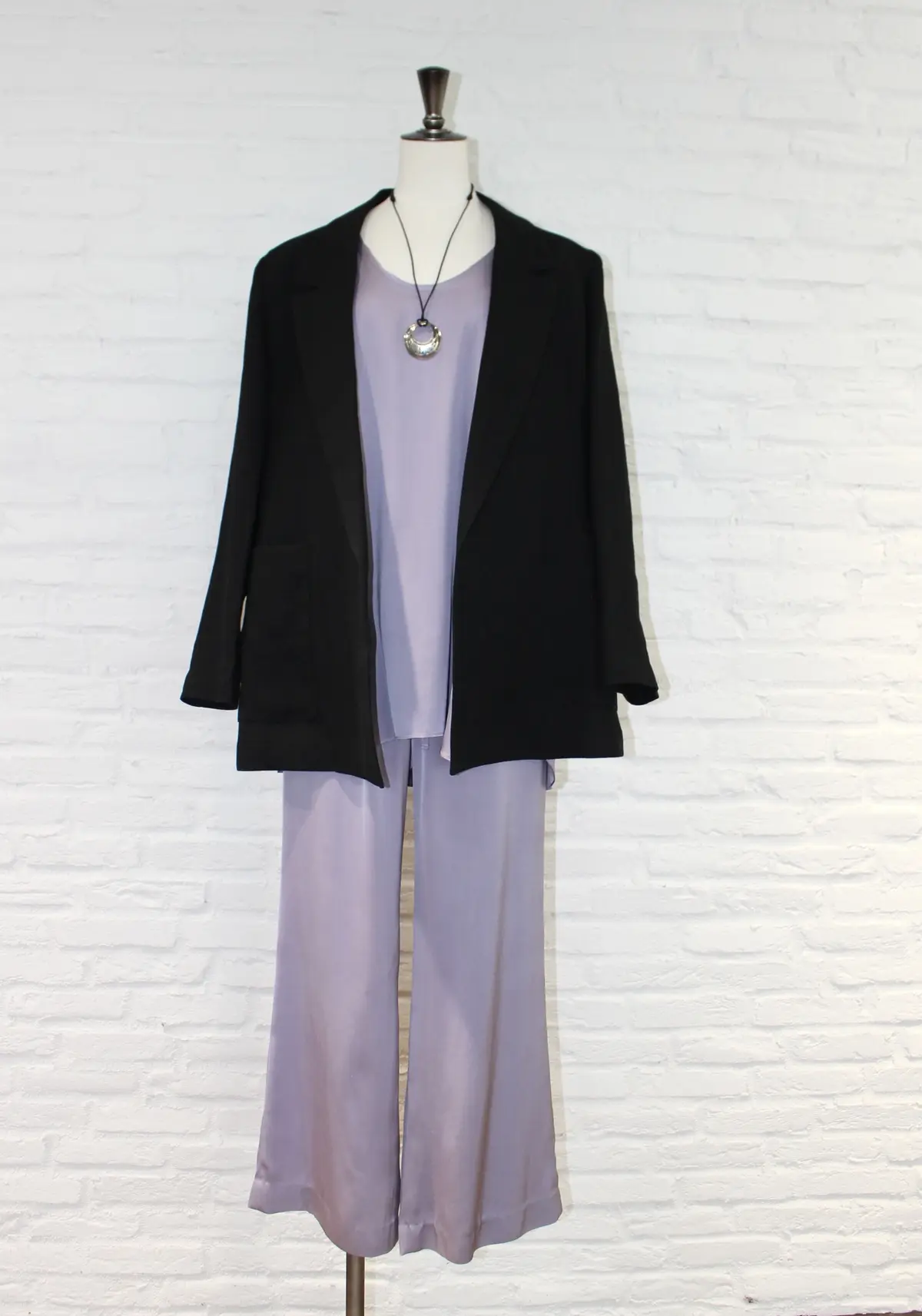 Chaos ラベンダーのシルクタンクトップとパンツに、黒ジャケットをはおったコーディネート