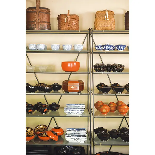 漆器や陶器、茶籠が並ぶ 棚。漆器のほか、明美さん が組む茶箱を目当てに来る ファンも多い