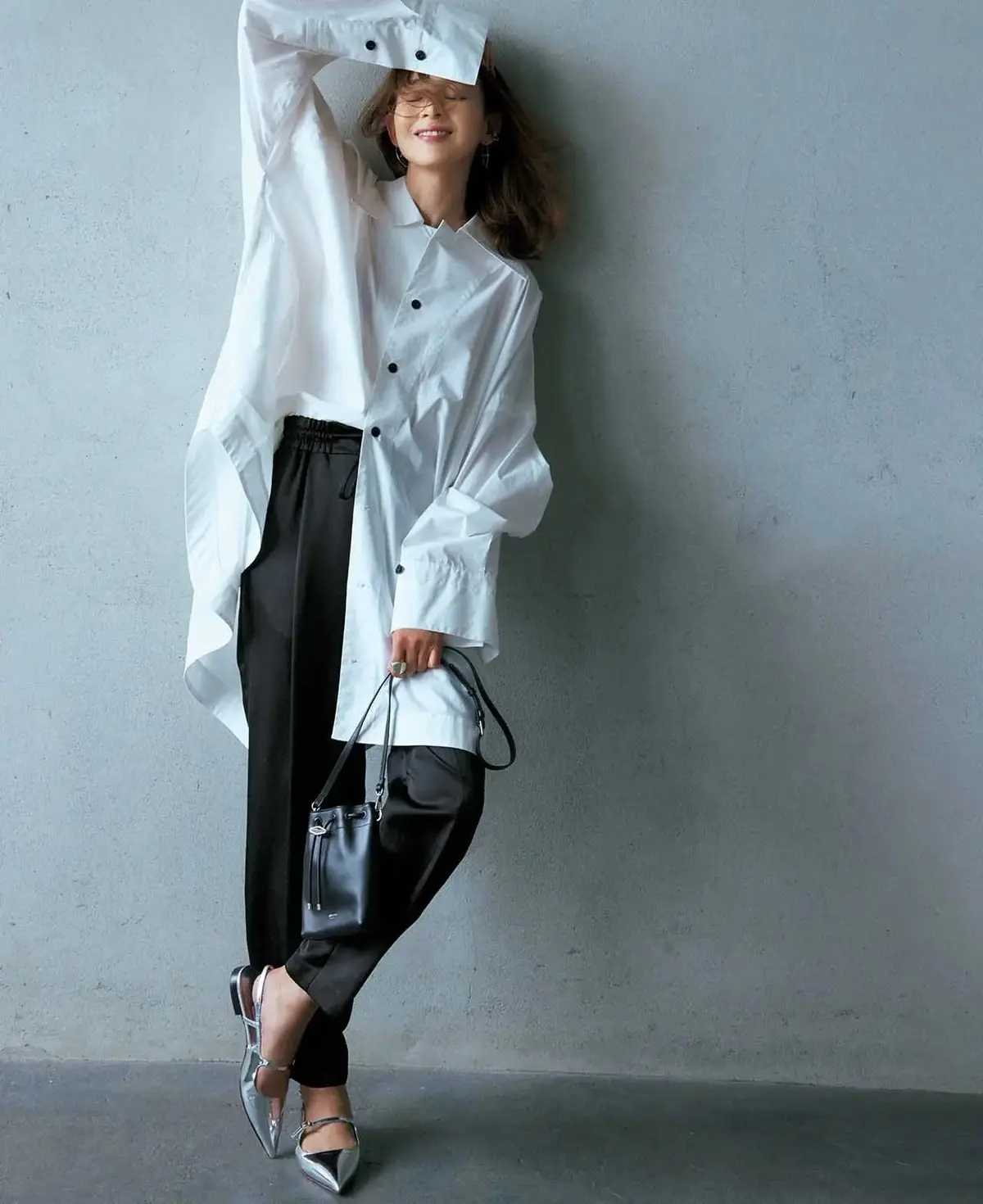 黒のツヤ素材ならジョガーパンツもスタイリッシュに。のびやかなモードを謳歌して