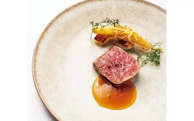 「松阪牛の薪火焼き」など、地元素材を多く用い、薪火で仕上げたフレンチを提供。