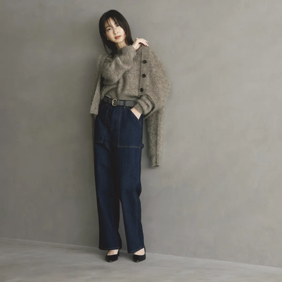 グレークルーネックニットとカーディガンのセットにブルーデニムパンツを合わせたコーディネート　モデル・絵美里