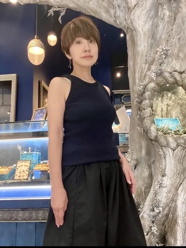 銀の樹がある青い森の中で、リスさんとかくの画像_8