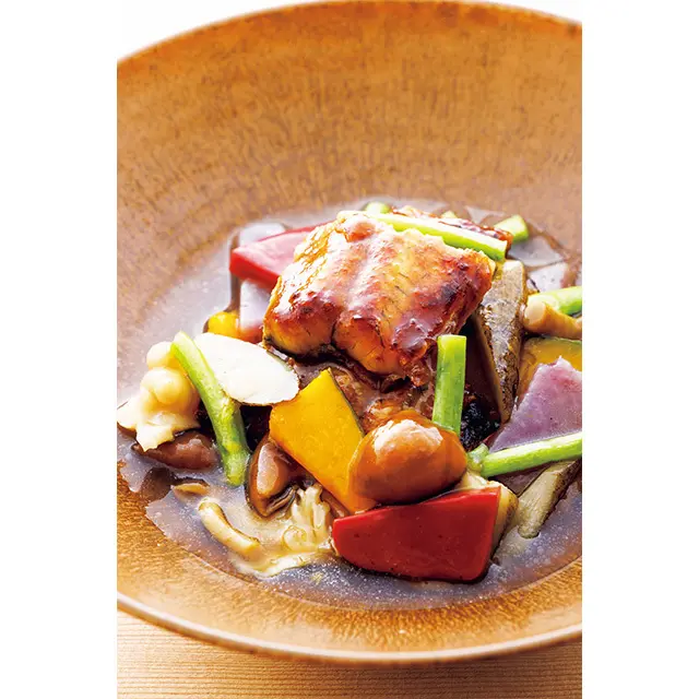 彩りも味も華やかな「鰻の吹き寄せ鍋」。