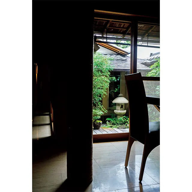 カウンターのほか、個室も2部屋あり