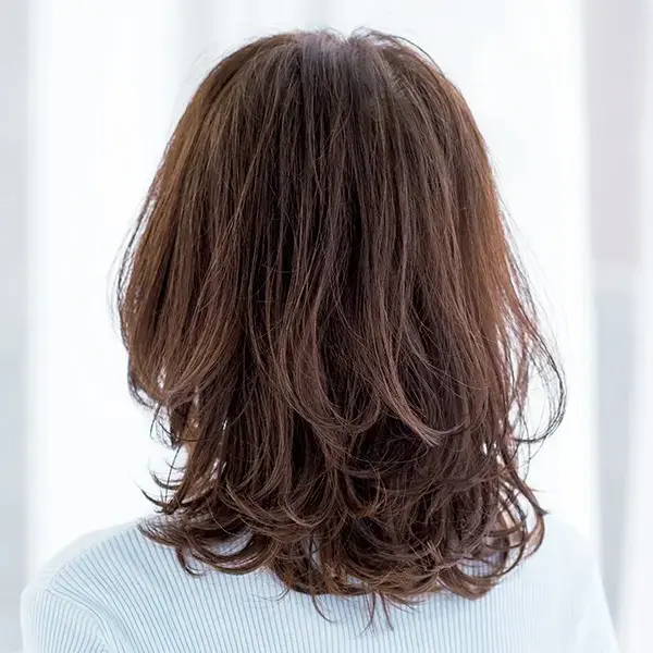 気品漂うフェミニンさを演出！マッシュフォルムミディアムヘア【50代髪型・ヘアスタイル】