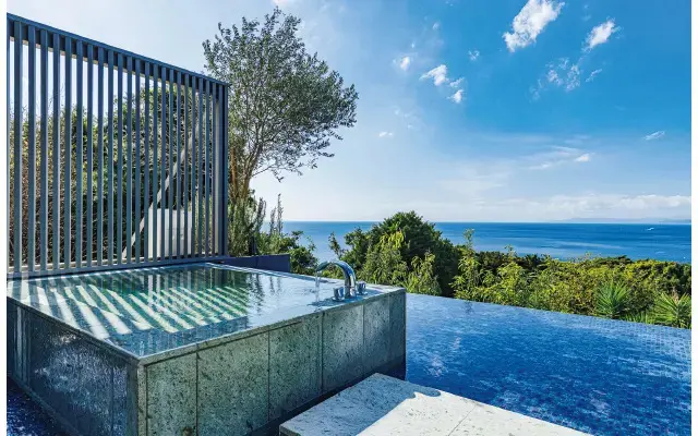 水盤をめぐらせたテラスには露天風呂があり、海につながるような気分で湯浴みを楽しめる