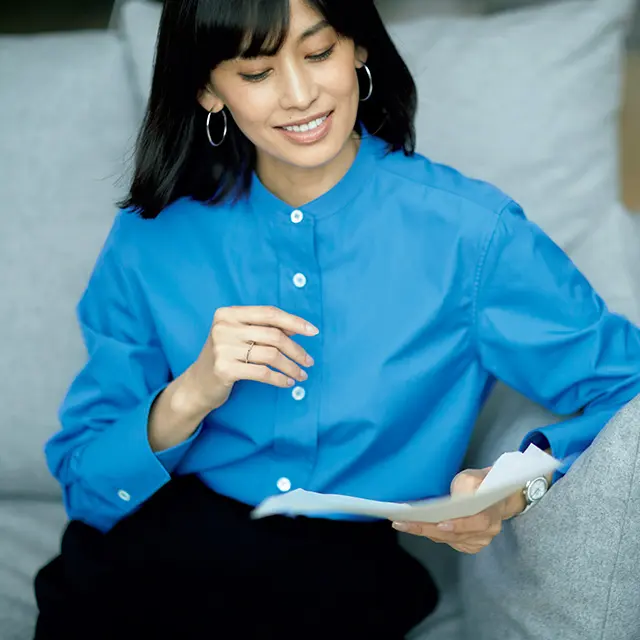 画面から清潔感と知性が伝わる、 上品ブルーの端正シャツ