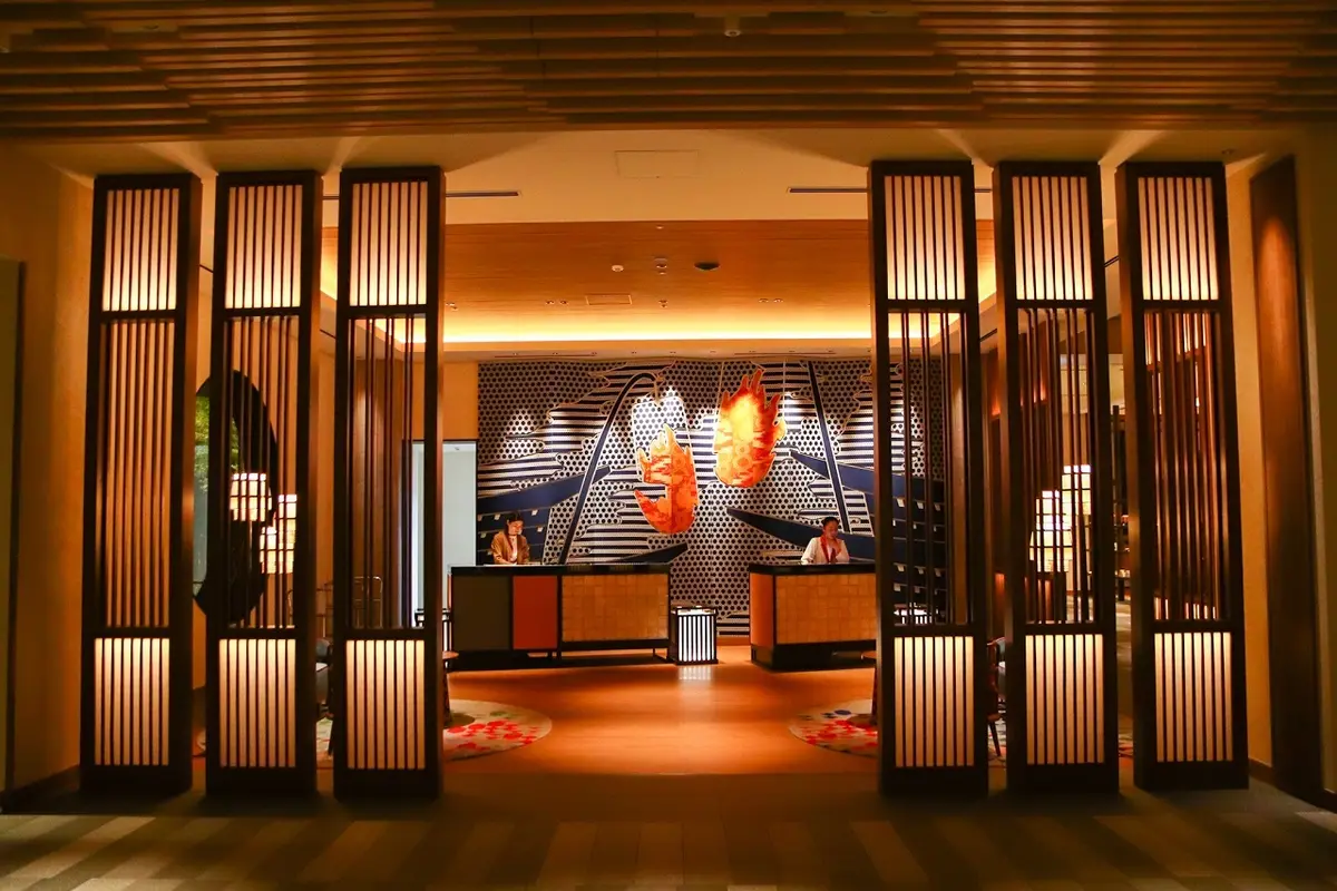 レセプション：奥には「木曽川の鵜飼のかがり火」が表現されたアートウォール