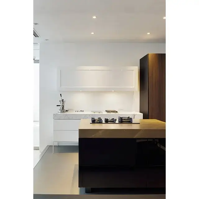 奥は創業当時から手がけてきた鏡面仕上げのキッチン