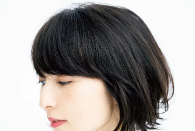 サイドへつながる、やや幅が広めの前髪に調整を