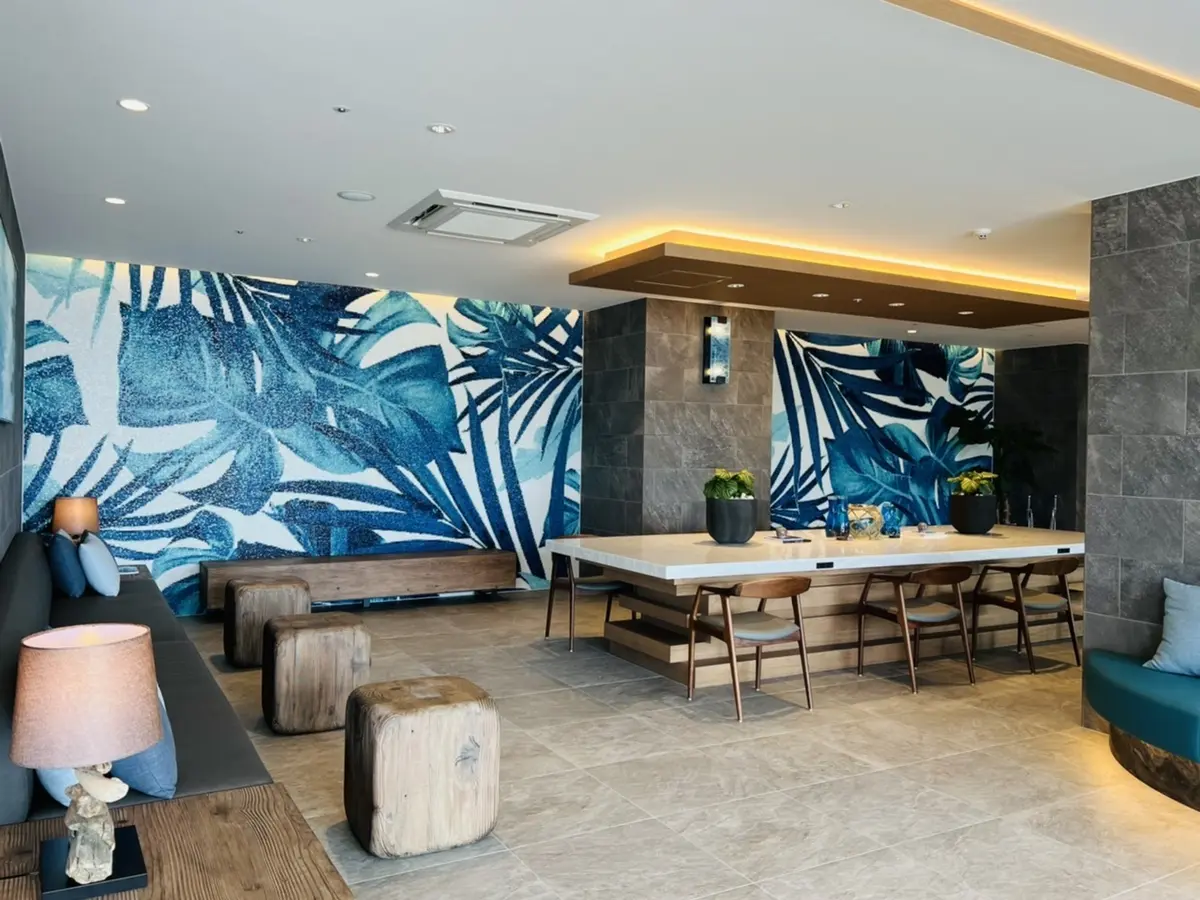 エントランスロビー（壁画とプールの統一感）