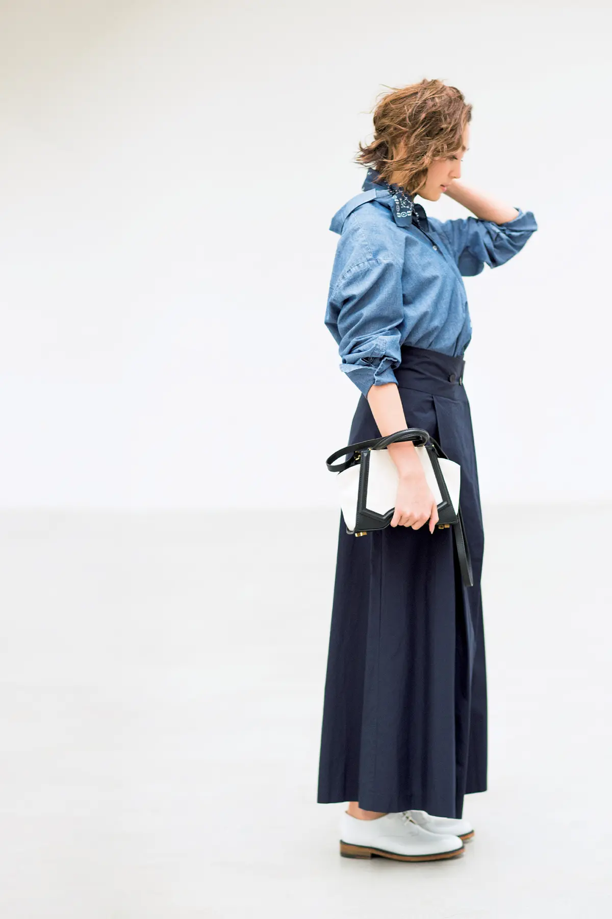 鎖骨まわりを美しく見せる「襟抜きのシャツの画像_3