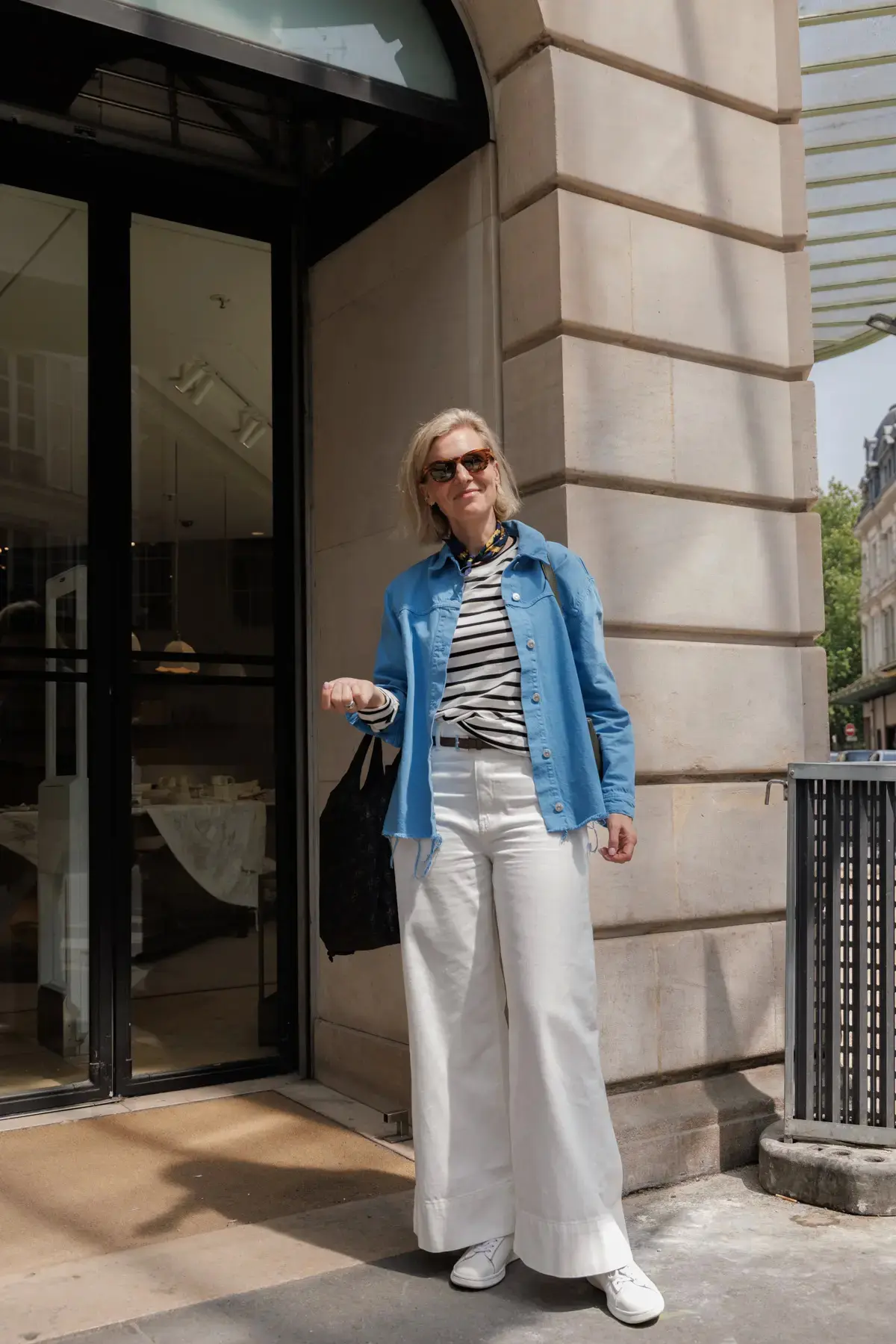 50代の夏を爽やかに仕上げるのは、やっぱり白パンツ！【パリ・ミラノマダムのおしゃれSNAP 2025夏vol.3】