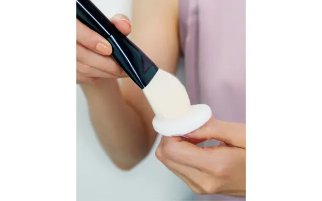 《1》お粉はブラシと パフになじませる