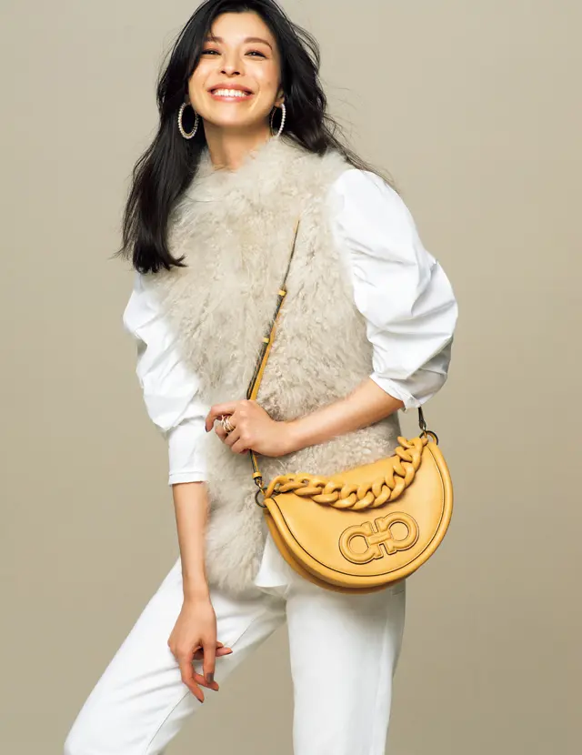 マキシサイズのモチーフと陽気なカラーのこなれ感。気分はイタリアンマダム！