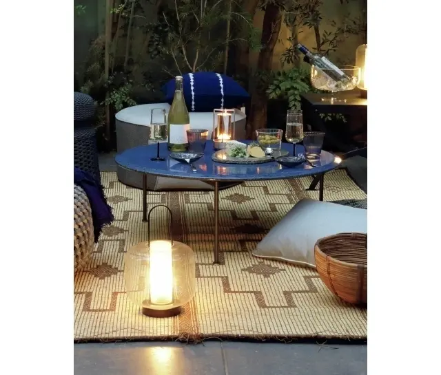 ローテーブル「ボレア」（φ88×H32㎝）￥657,800／B&B Italia Tokyo　テーブル奥のパフスツール「ミンド 108 パフ（L）」（W74.5×D65.5×H35㎝）￥63,800／アクタス（ミンド）