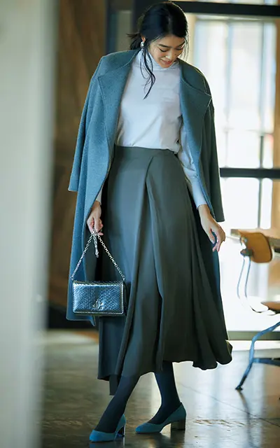 スエード素材のブルーのパンプスコーデのゆうき