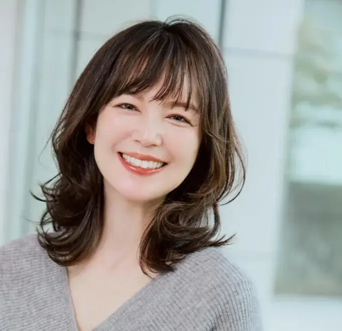 【50代におすすめのミディアムヘア60選】手入れが楽で老けて見えない！秋の上品ミディアムヘア