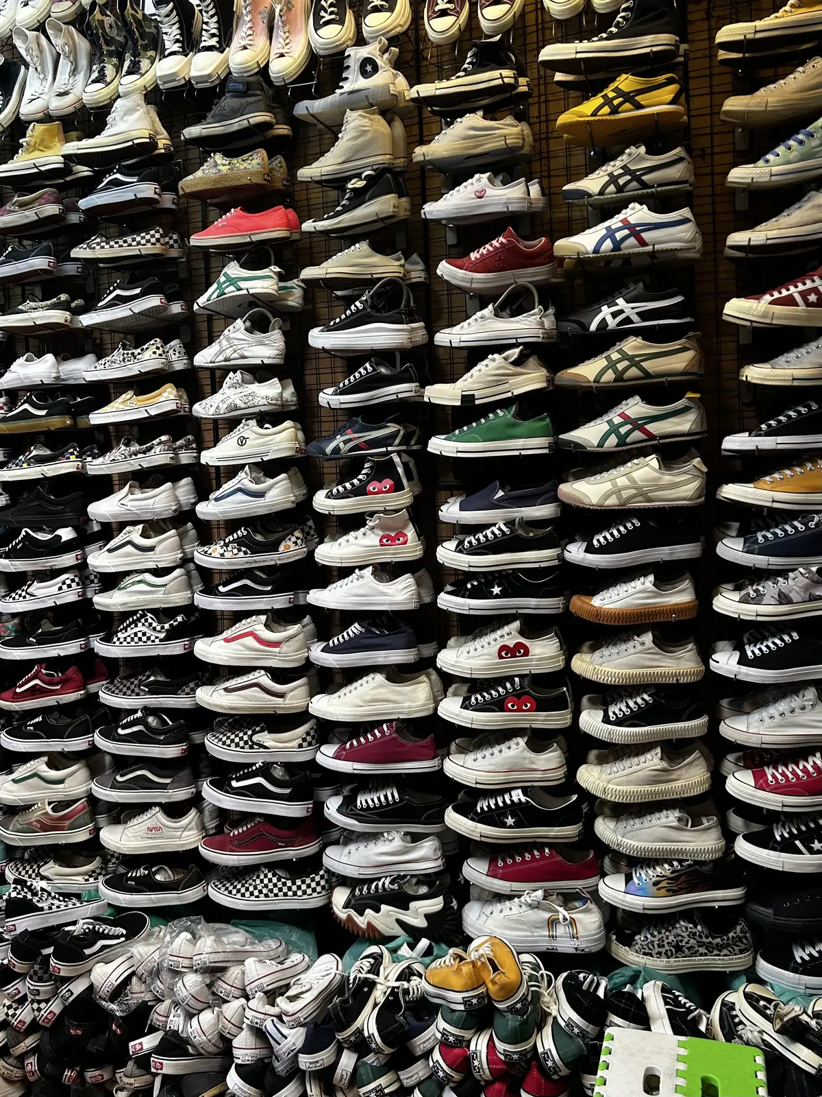 古着　スニーカー　チャトチャック・ウィークエンド・マーケット　タイ　バンコク