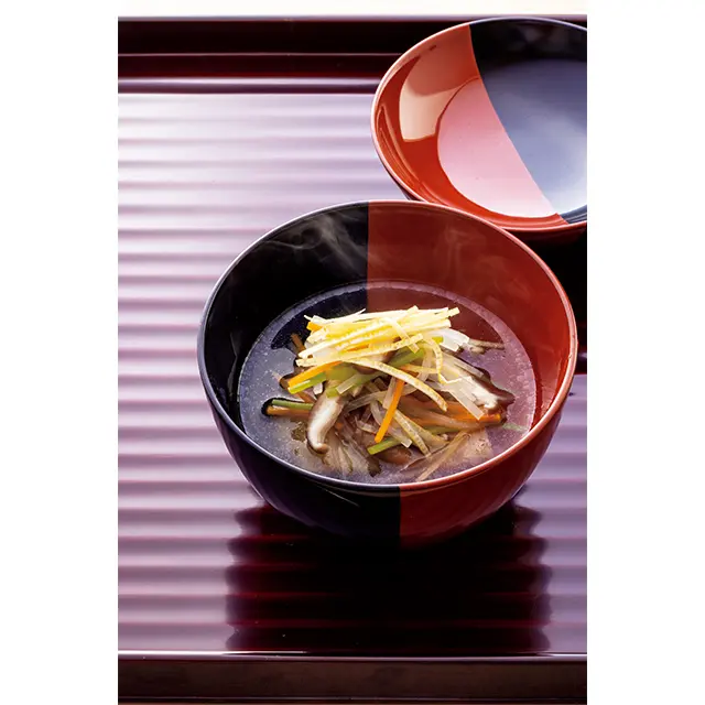 せん切り野菜を 使った沢煮椀。