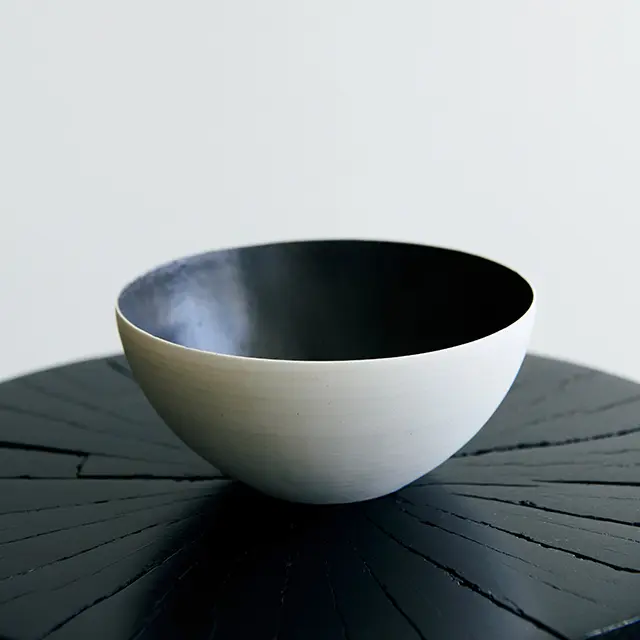 12月は吉田直嗣の個展 を開催。「ボウル」（φ12×H6㎝）￥4,400