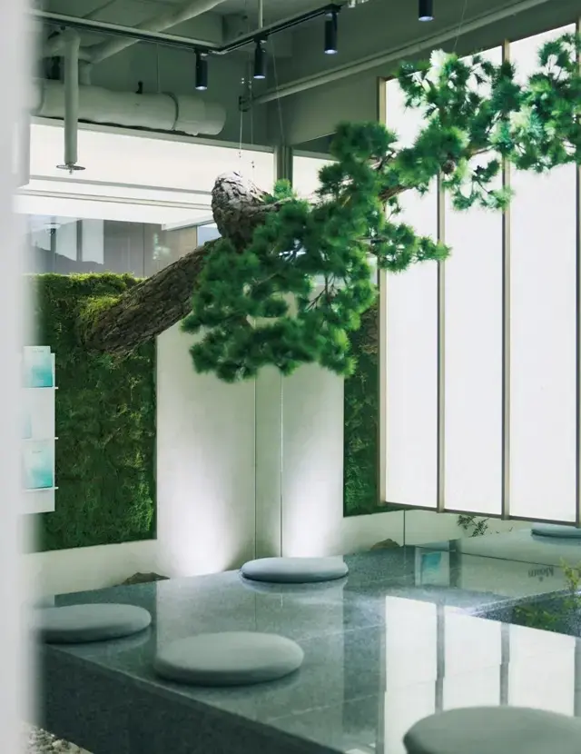 クリニックというより、高級ホテルのラウンジのような待合室。