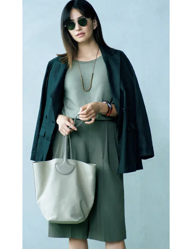 肩がけで印象が引き締まるリネンの黒ジャケットは夏の味方