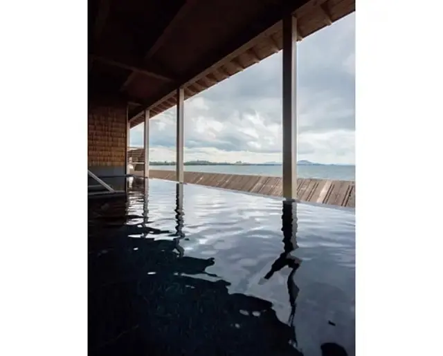 湯ぶねにつかると湖面が眼前に広がるナトリウム炭酸水素塩泉の「居い醒さめの湯」　