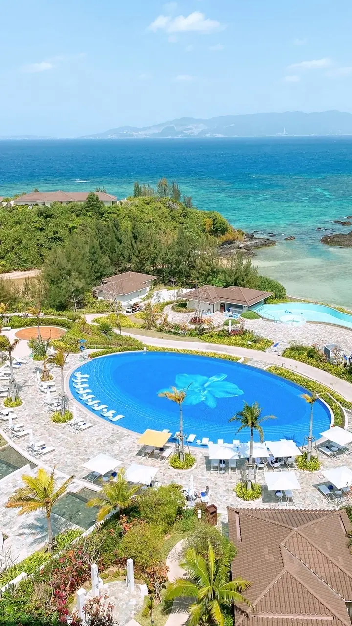 沖縄ハレクラニのプール