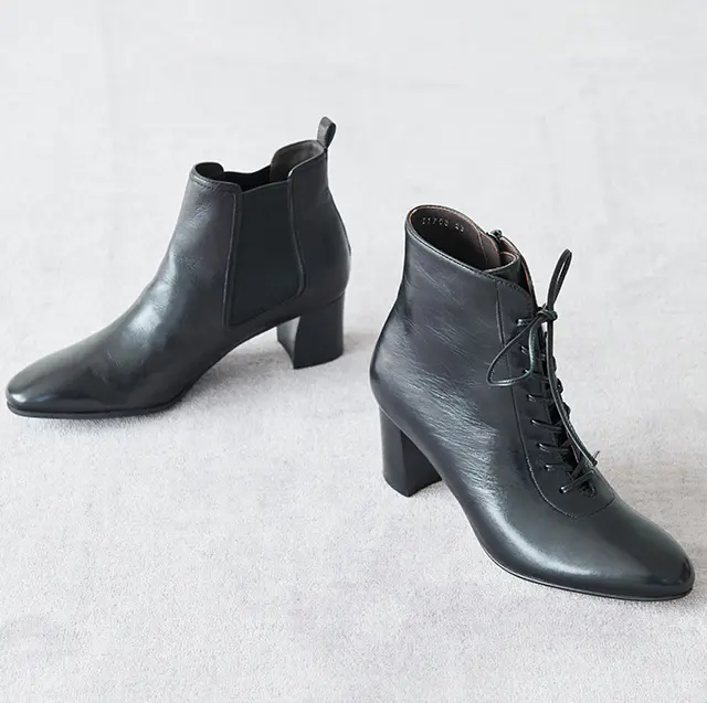 サイドゴアとレースアップタイプの黒ブーツ