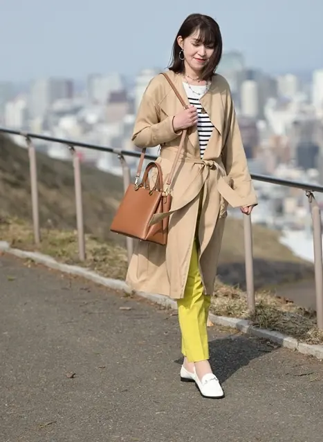 イエローのパンツにベージュとキャメルを合わせてコーディネート
