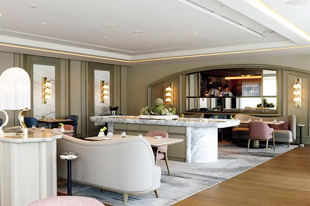 ラグジュアリーで居心地のよい空間は、香港を代表する建築家、アンドレ・フーによるもの