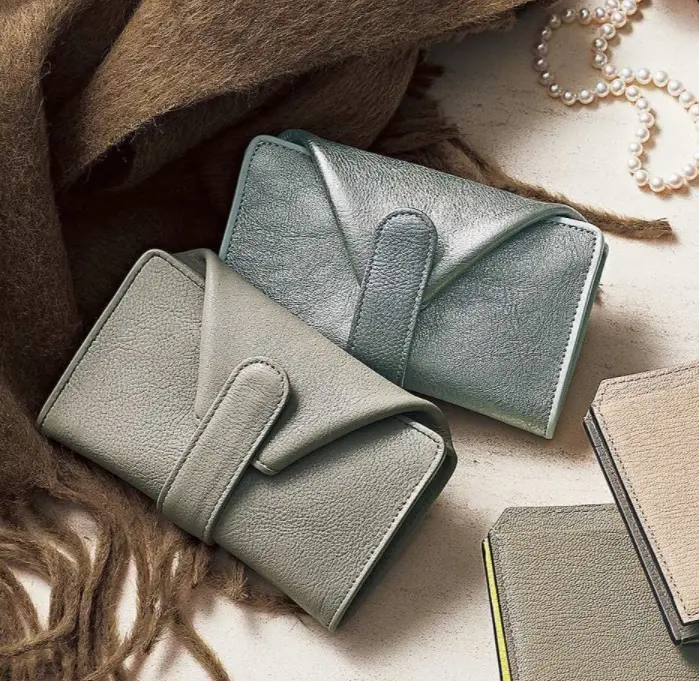 機能優秀デザインで所作まで美しく！エクラ別注「大人の小さめ財布」